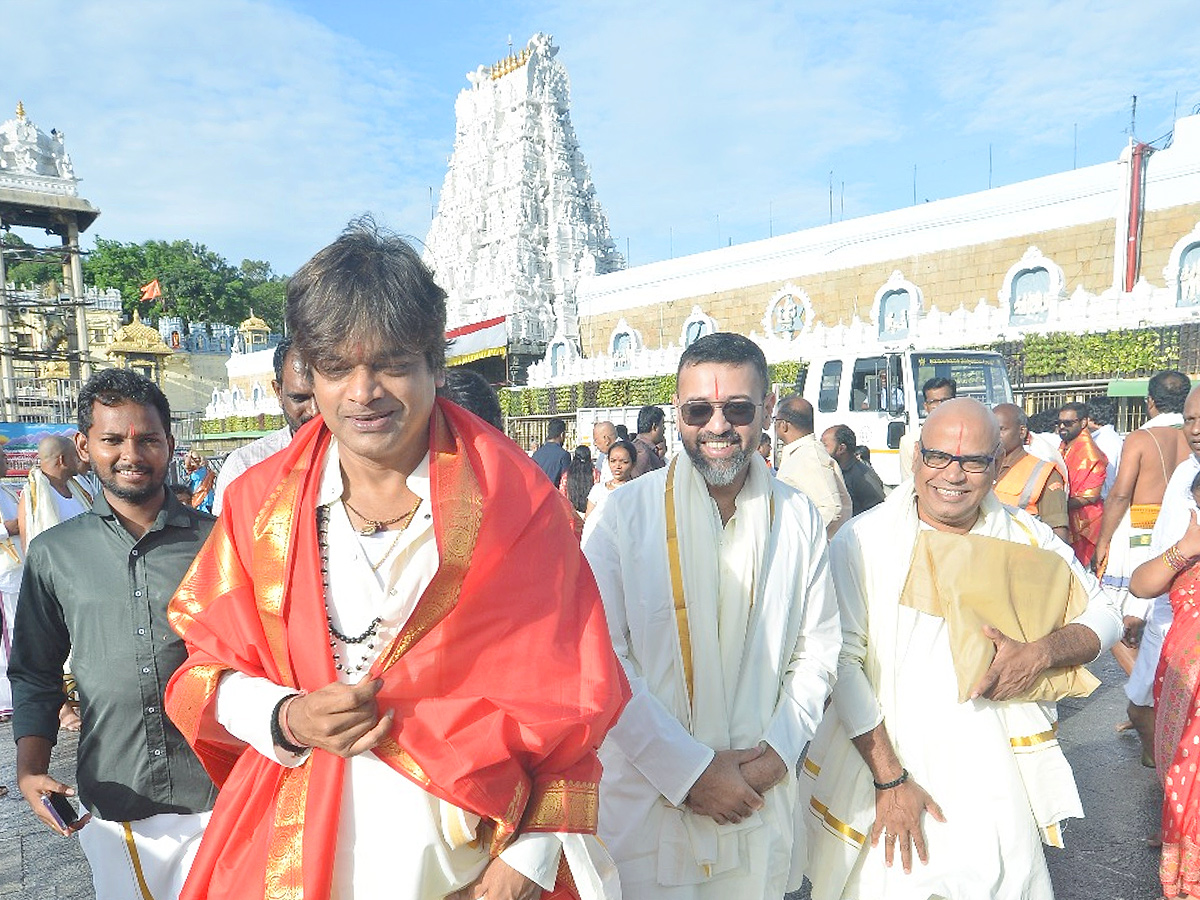 Director_20Harish_20Shankar_20Visits_20Tirumala_20Temple_20Photos_20_2810_29.jpg 10