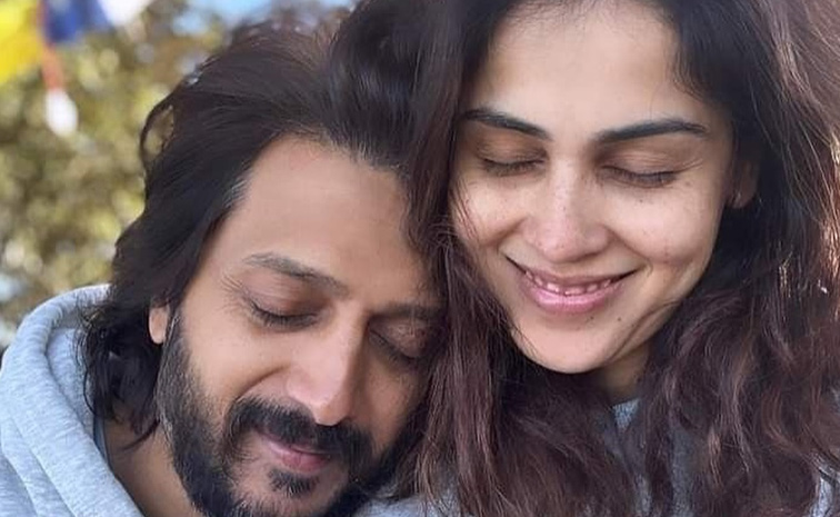 Genelia_20and_20Riteish_20Deshmukh_20cutest_20couples_20Photos_20_2813_29.jpg 13