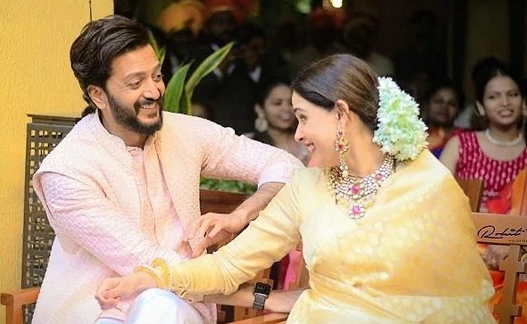 Genelia_20and_20Riteish_20Deshmukh_20cutest_20couples_20Photos_20_282_29.jpg 3