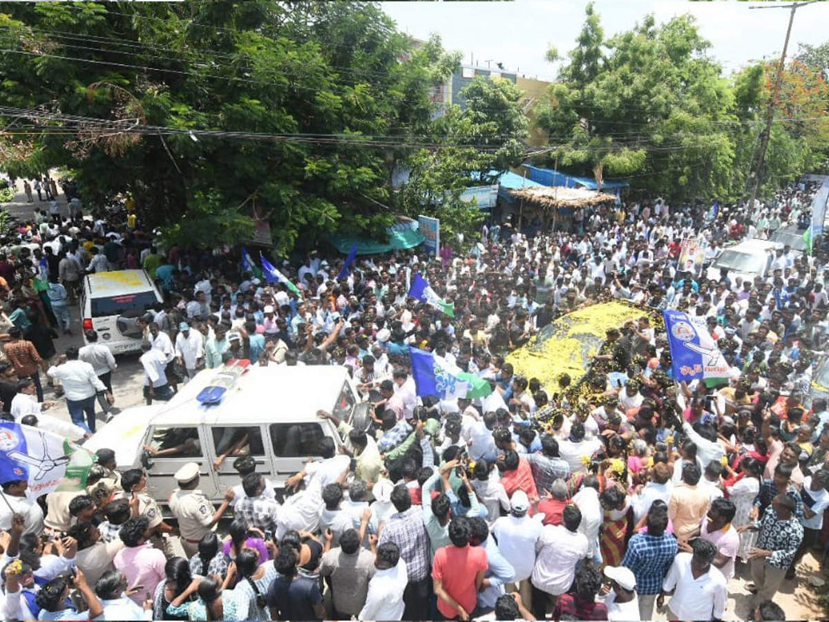 YS_20Jagan_20Receives_20Grand_20Welcome_20with_20Huge_20Public_20Gathering_20In_20Tenali_20Photos_20_282_29.jpg 3
