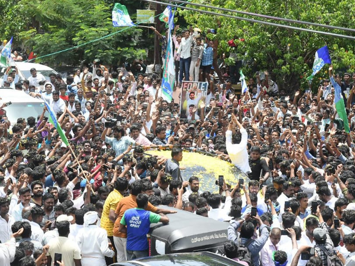 YS_20Jagan_20Receives_20Grand_20Welcome_20with_20Huge_20Public_20Gathering_20In_20Tenali_20Photos_20_286_29_0.jpg 13