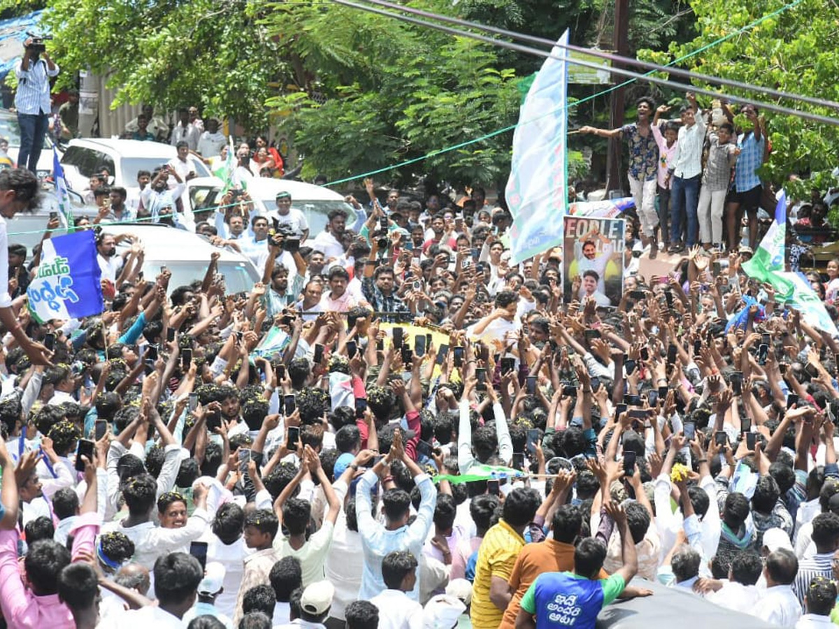 YS_20Jagan_20Receives_20Grand_20Welcome_20with_20Huge_20Public_20Gathering_20In_20Tenali_20Photos_20_287_29.jpg 8