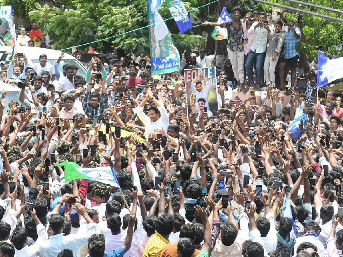 YS_20Jagan_20Receives_20Grand_20Welcome_20with_20Huge_20Public_20Gathering_20In_20Tenali_20Photos_20_288_29.jpg 1