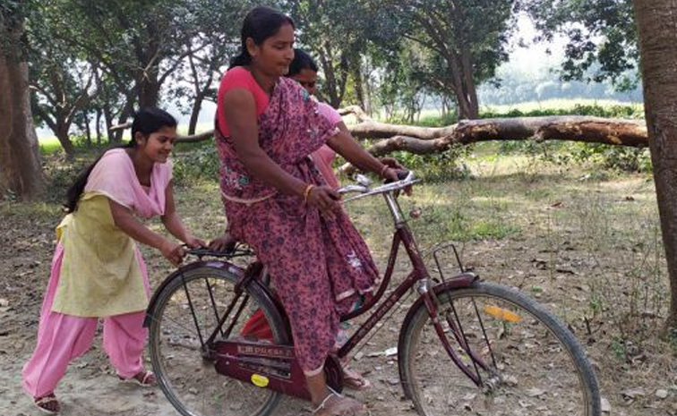 womenbicycling.jpg