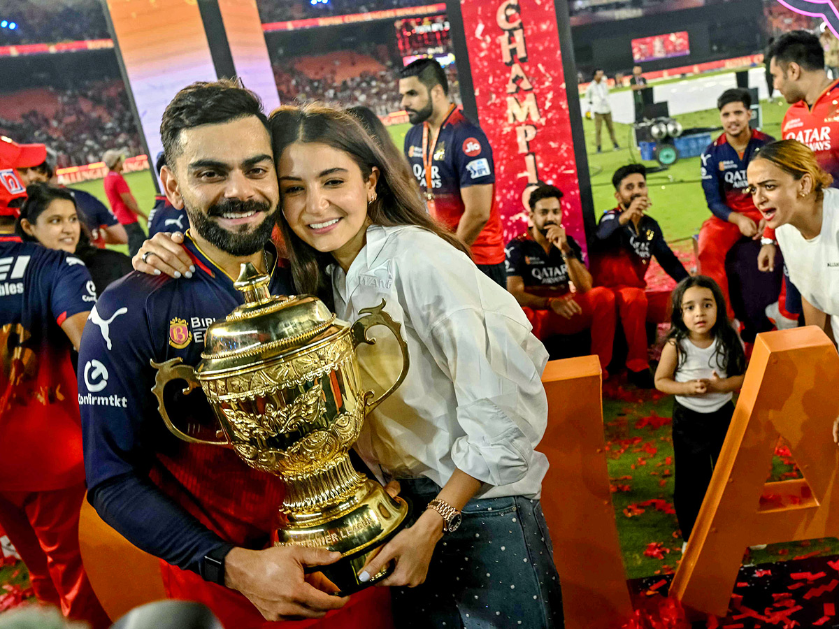 Kohli_20wins_20first_20IPL_20Title_20As_20RCB_20Beat_20Punjab_20Kings_20in_20final_20Photos_20_2810_29.jpg 12