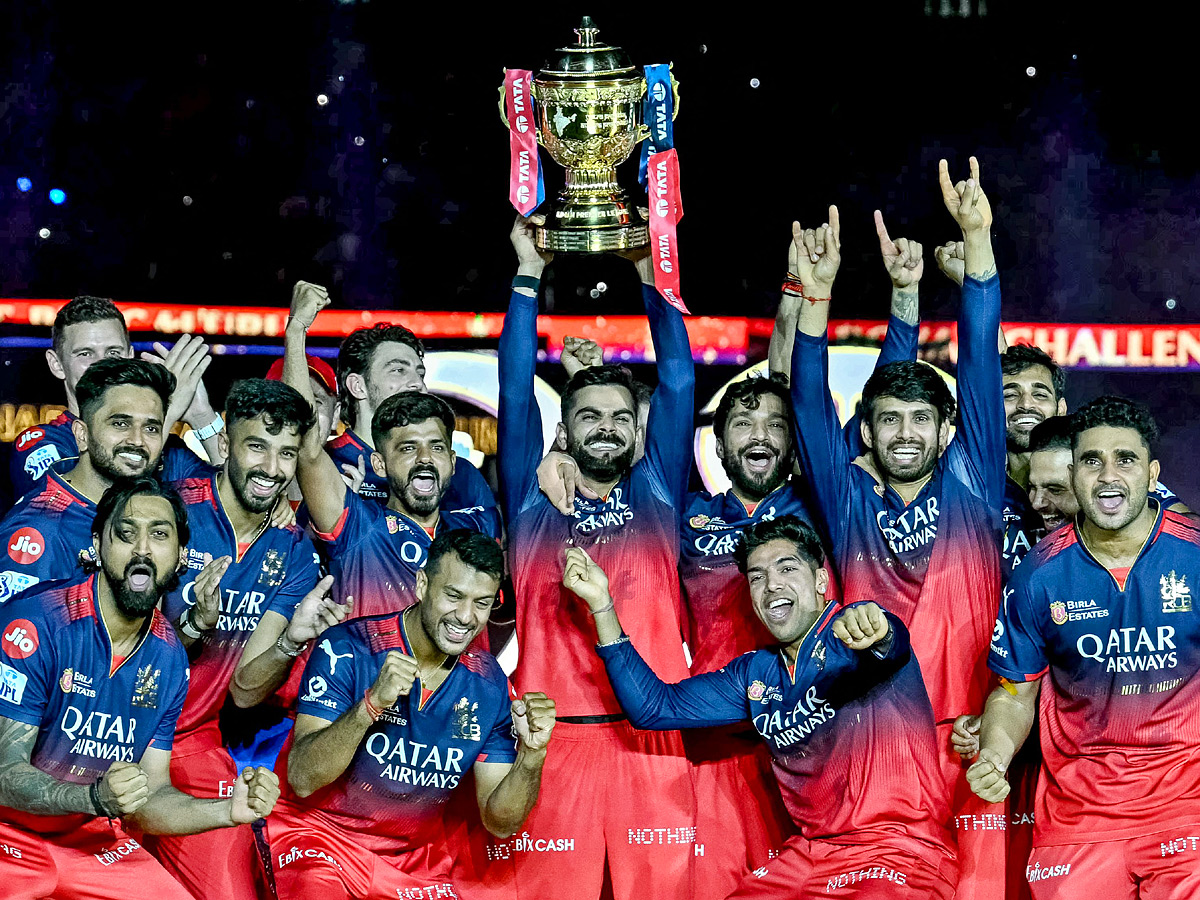 Kohli_20wins_20first_20IPL_20Title_20As_20RCB_20Beat_20Punjab_20Kings_20in_20final_20Photos_20_289_29.jpg 11
