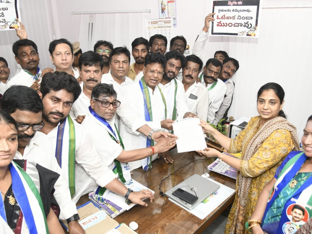 YSRCP_20Cadre_20AP_20People_20Parcipated_20Vennupotu_20Dinam_20Against_20CBN_20Govt_20Photos_20_2812_29.jpg 15