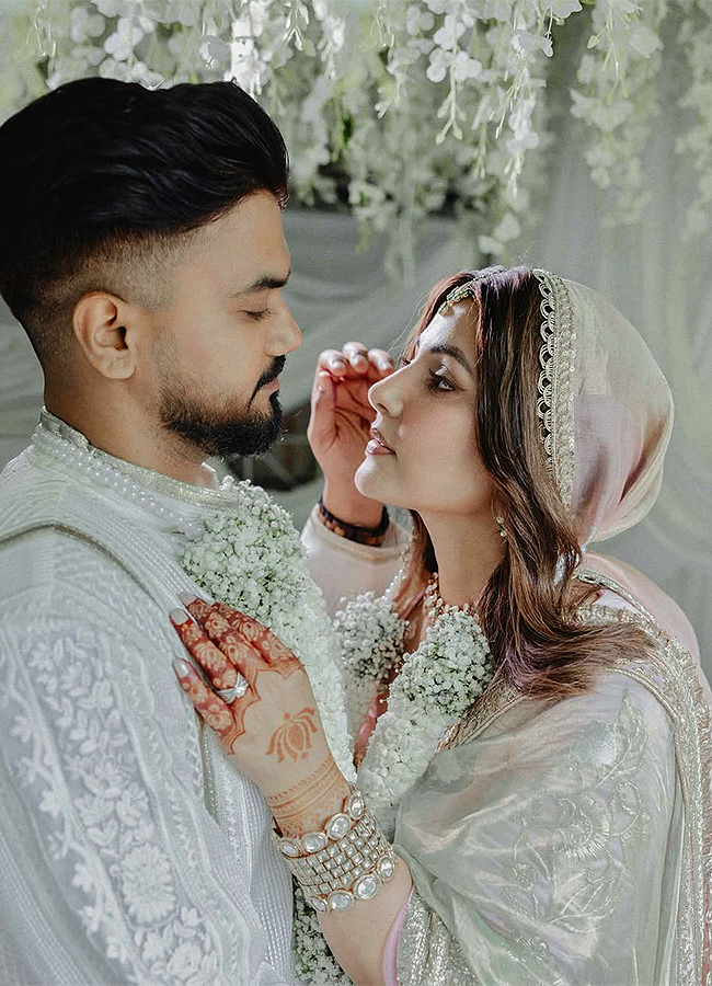 Hina_20Khan_20marries_20Rocky_20Jaiswal_20in_20an_20intimate_20ceremony_20amid_20cancer_20battle_20Photos__20_288_29.jpg 8