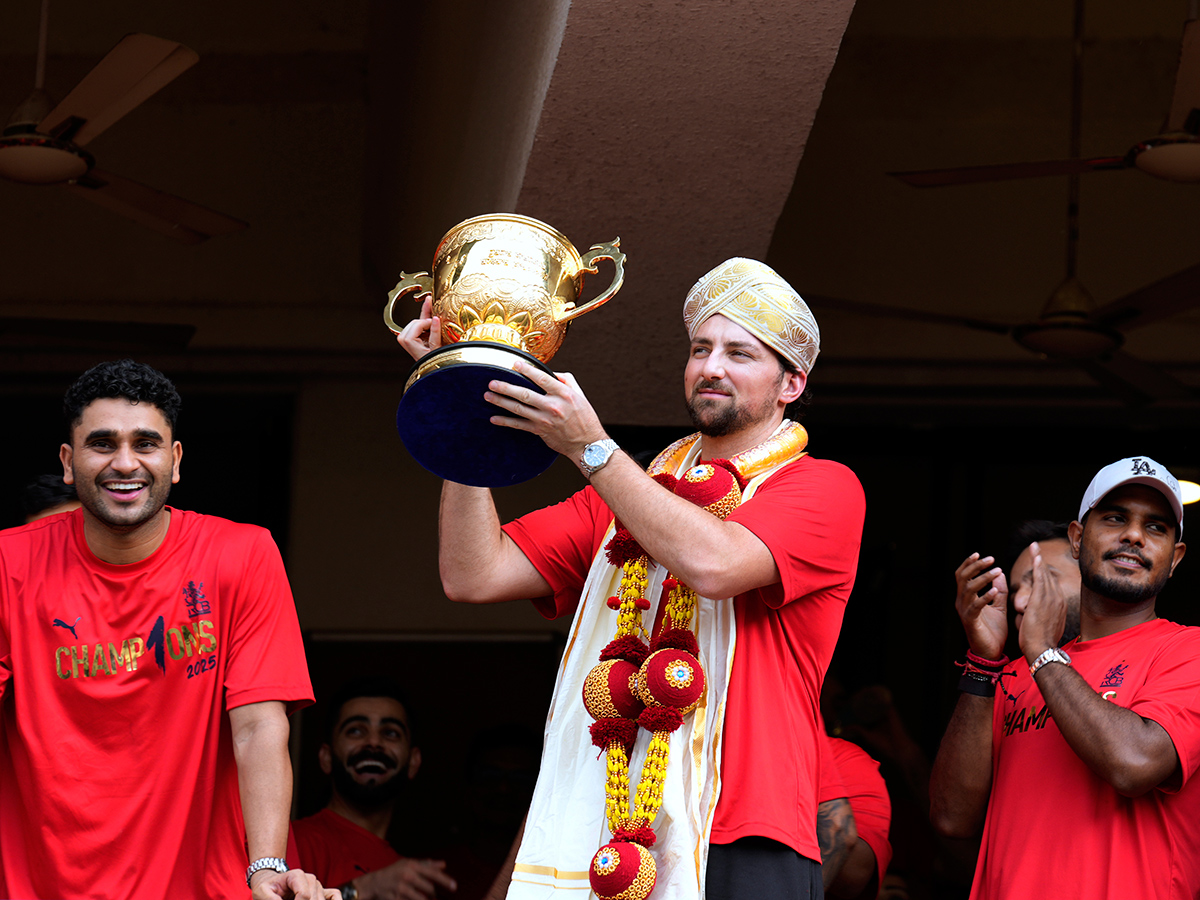 IPL_202025_20winning_20Royal_20Challengers_20Bengaluru_20team_20felicitation_20ceremony_20at_20the_20Chinnaswamy_20Stadium__20_2814_29.jpg 14