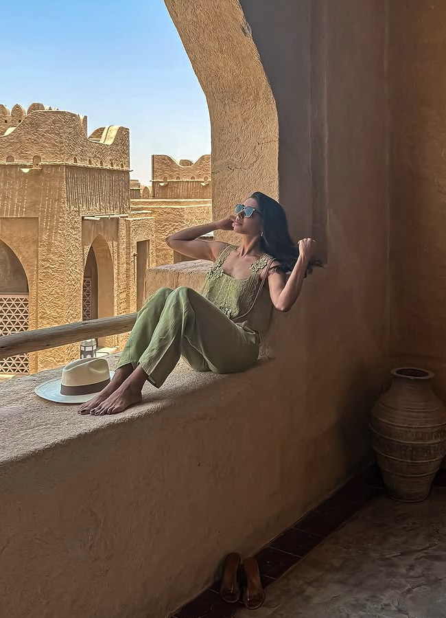 Samantha_20in_20dubai11.jpg 12