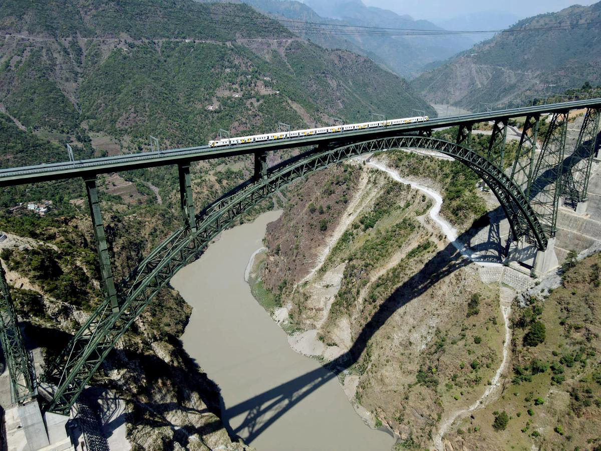Chenab_20Bridge_20is_20located_20in_20the_20Jammu_20and_20Kashmir_20area__20_2812_29.jpg 12