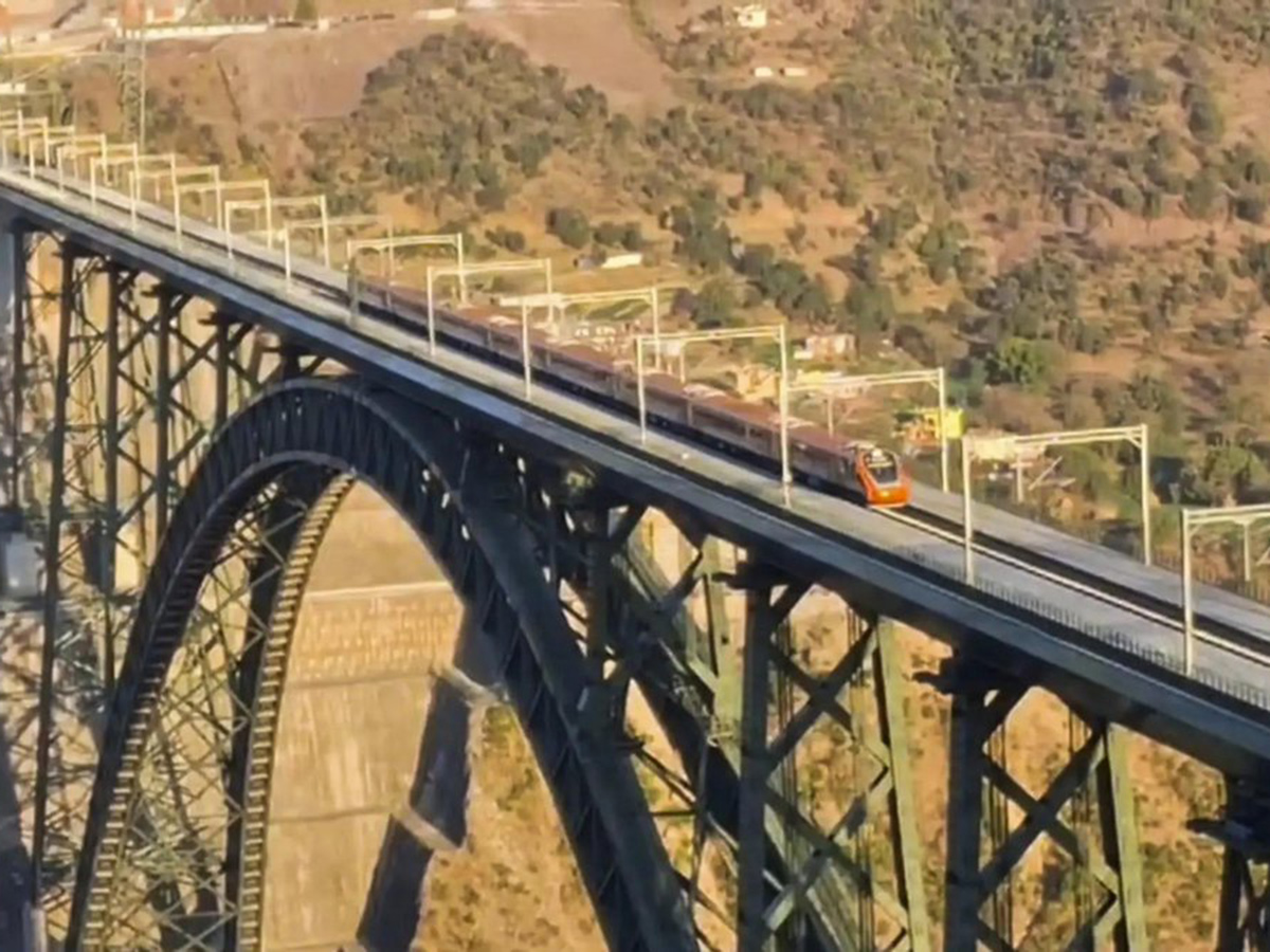 Chenab_20Bridge_20is_20located_20in_20the_20Jammu_20and_20Kashmir_20area__20_2815_29.jpg 15