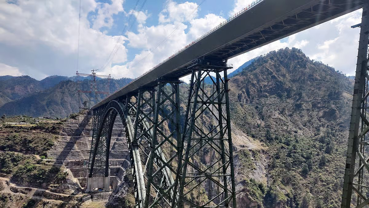 Chenab_20Bridge_20is_20located_20in_20the_20Jammu_20and_20Kashmir_20area__20_282_29.jpg 2