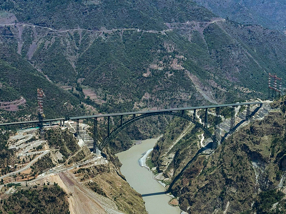 Chenab_20Bridge_20is_20located_20in_20the_20Jammu_20and_20Kashmir_20area__20_285_29.jpg 5