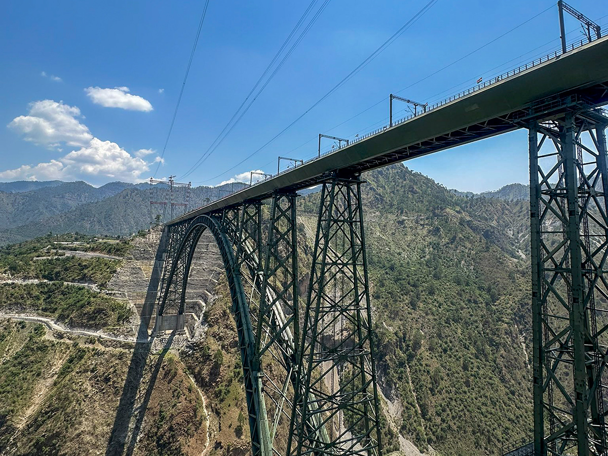 Chenab_20Bridge_20is_20located_20in_20the_20Jammu_20and_20Kashmir_20area__20_288_29.jpg 8