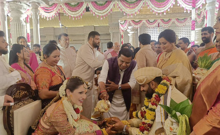 Senior_20Actress_20Sumalatha_20son_20Abhishek_20wedding_20Anniversary_20Photos_20_285_29.jpg 5
