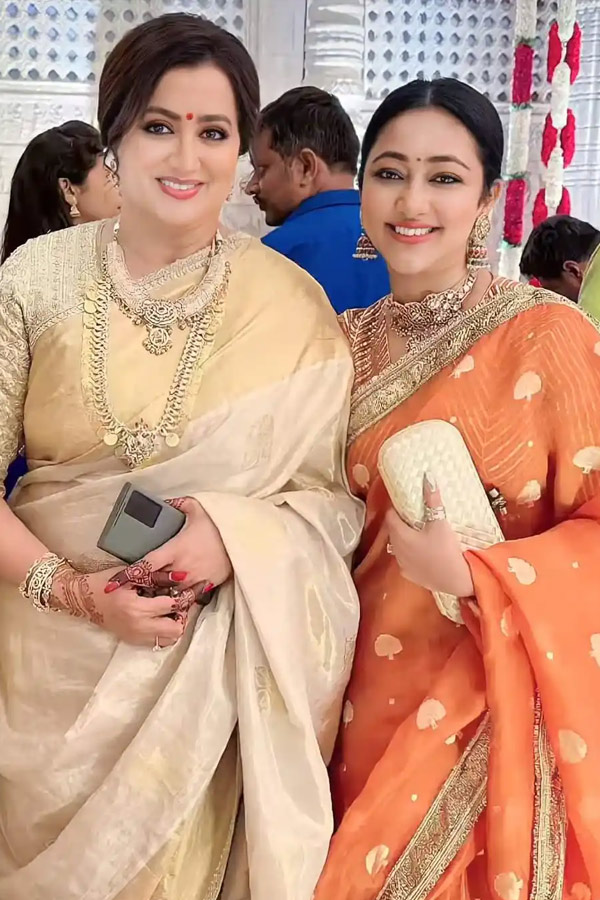 Senior_20Actress_20Sumalatha_20son_20Abhishek_20wedding_20Anniversary_20Photos_20_288_29.jpg 8