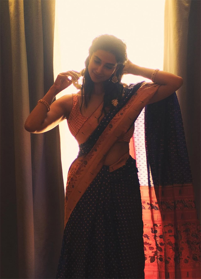Tollywood_20Actress_20Meenakshi_20Chaudhary_20HD_20Photo_20Gallery__20_2810_29.jpg 10