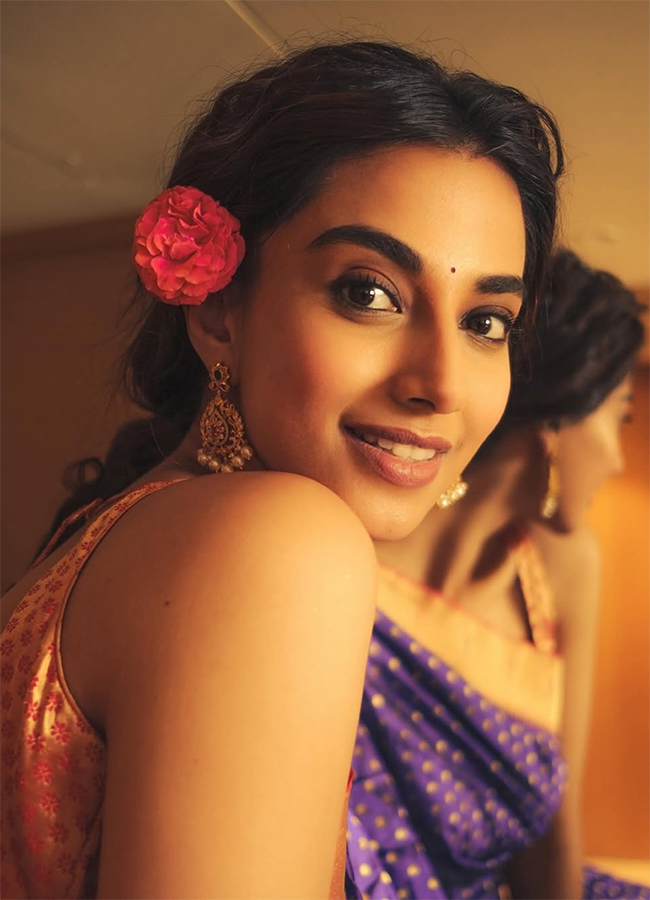 Tollywood_20Actress_20Meenakshi_20Chaudhary_20HD_20Photo_20Gallery__20_284_29.jpg 4