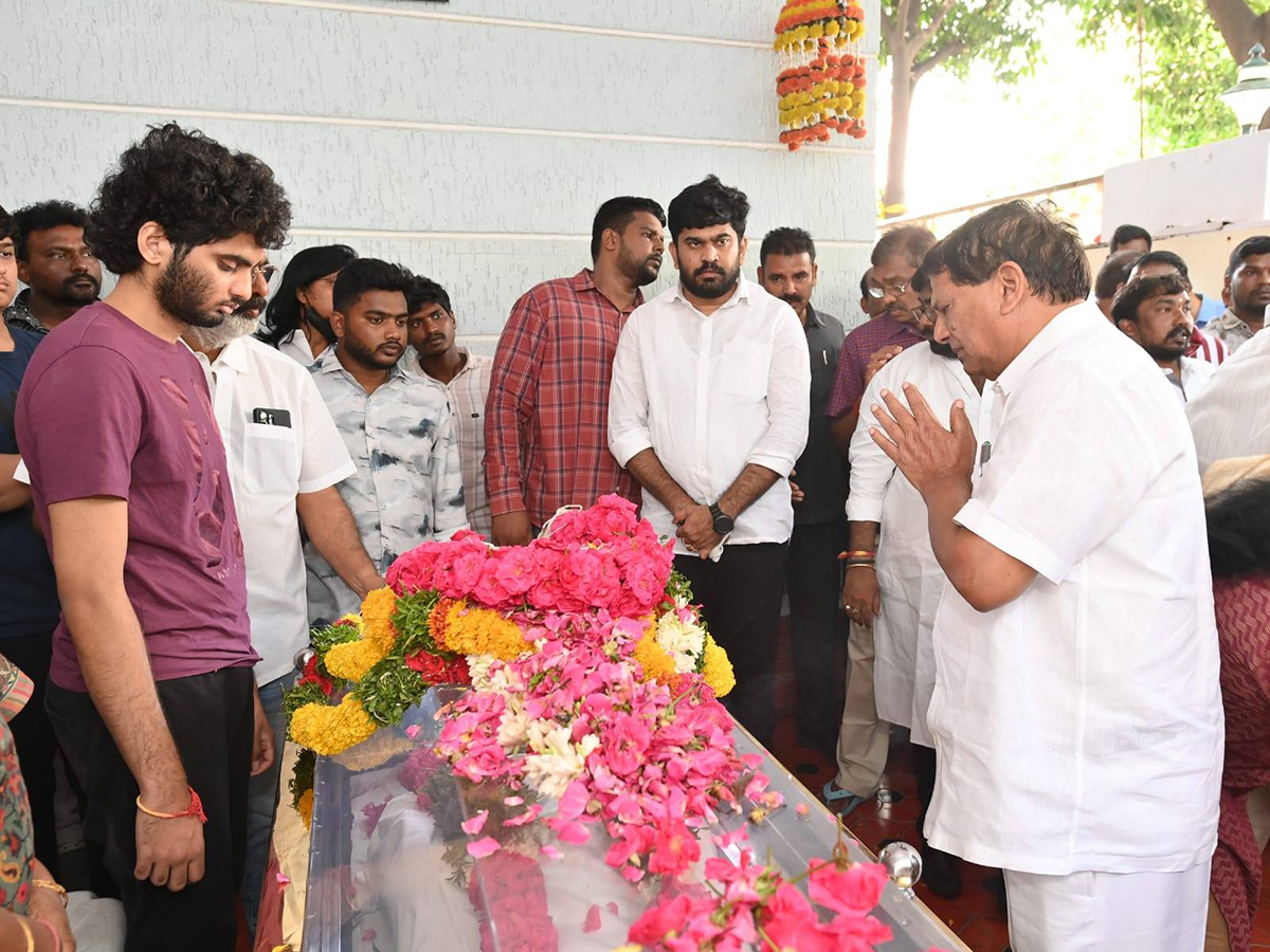 KCR_20Emotional_20On_20Seeing_20MLA_20Maganti_20Gopinath_20Photos__20_2816_29.jpg 16