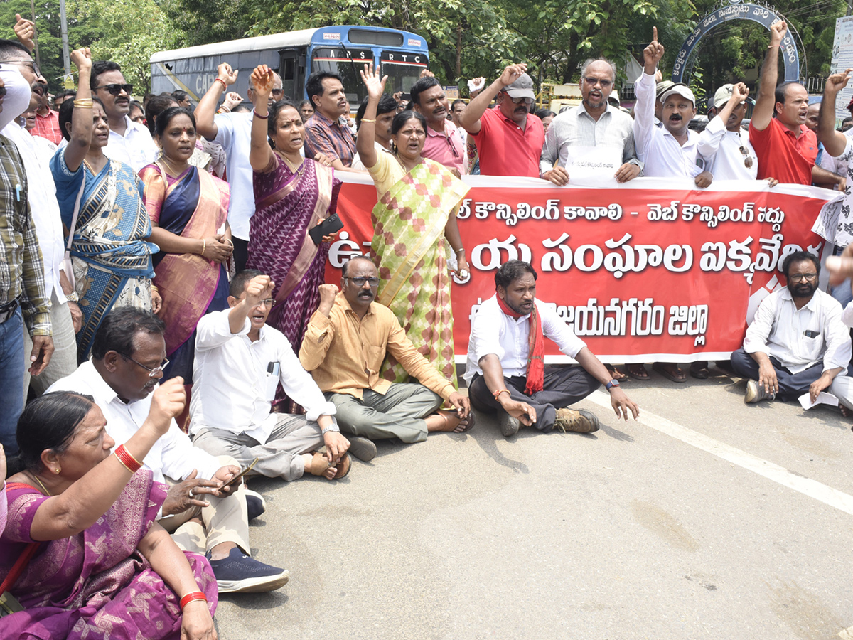 Andhra_20Pradesh_20Teachers_20Besiege_20Visakhapatnam_20Photos__20_2812_29.jpg 12