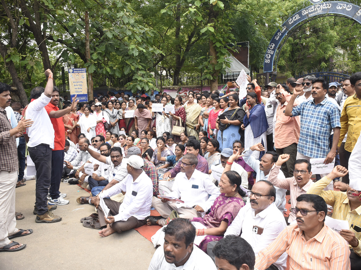 Andhra_20Pradesh_20Teachers_20Besiege_20Visakhapatnam_20Photos__20_2813_29.jpg 13