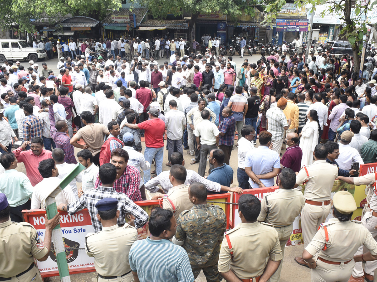 Andhra_20Pradesh_20Teachers_20Besiege_20Visakhapatnam_20Photos__20_2815_29.jpg 15