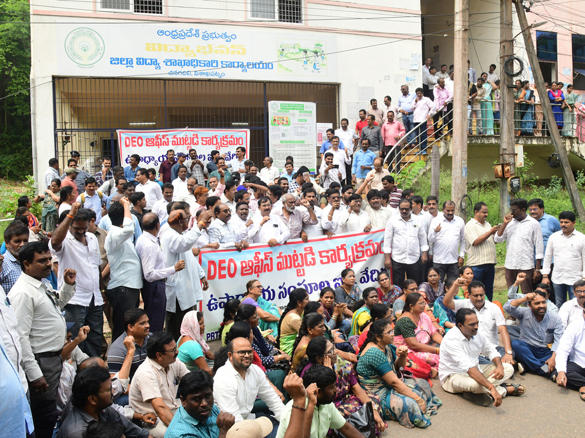 Andhra_20Pradesh_20Teachers_20Besiege_20Visakhapatnam_20Photos__20_283_29.jpg 3