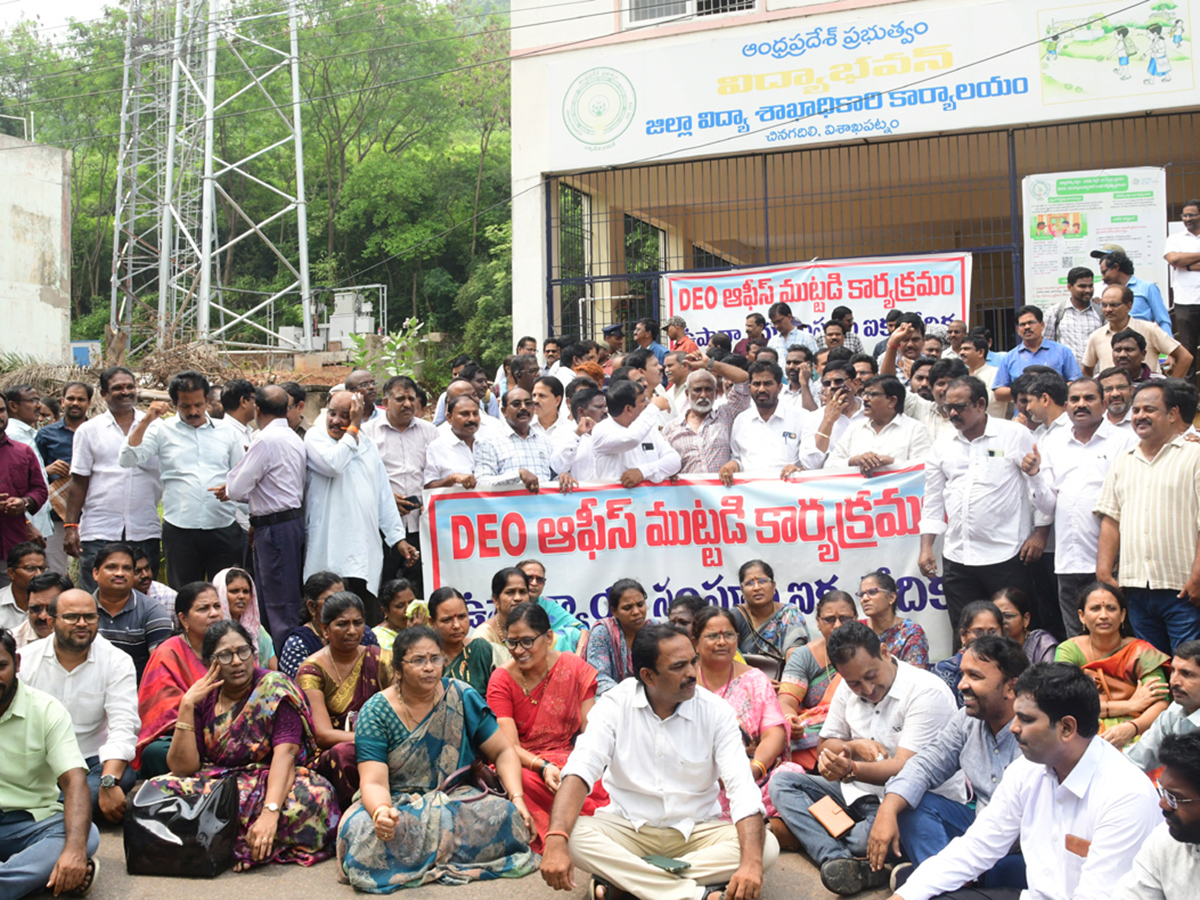 Andhra_20Pradesh_20Teachers_20Besiege_20Visakhapatnam_20Photos__20_284_29.jpg 4