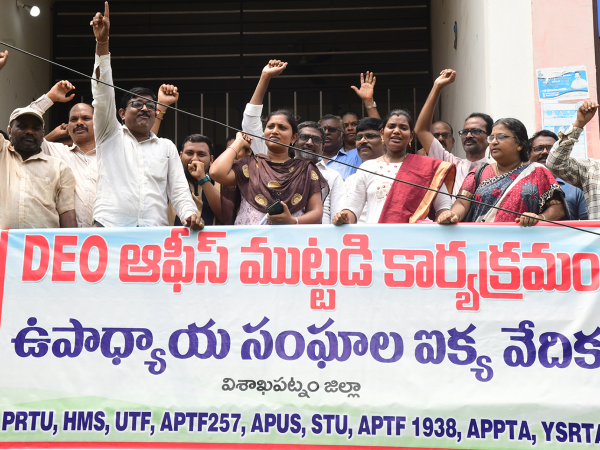 Andhra_20Pradesh_20Teachers_20Besiege_20Visakhapatnam_20Photos__20_286_29.jpg 6