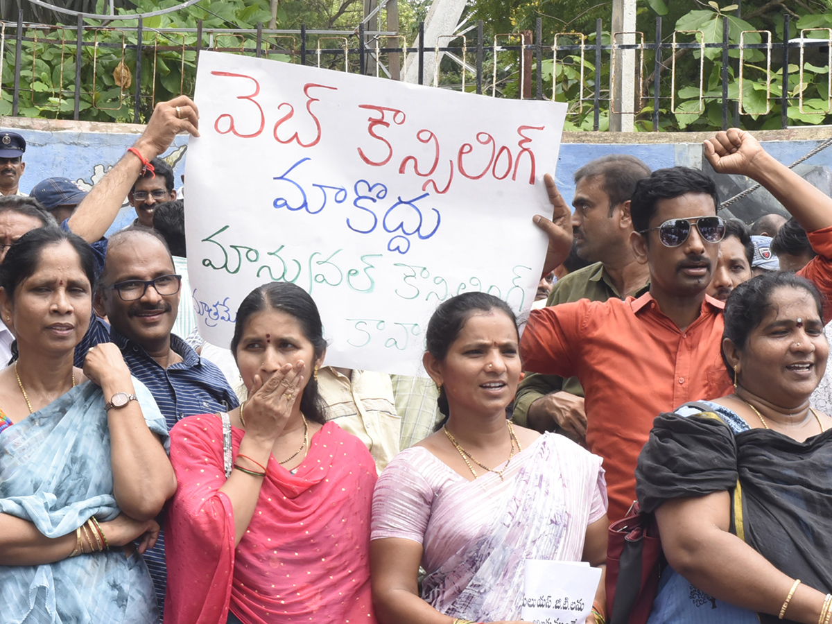 Andhra_20Pradesh_20Teachers_20Besiege_20Visakhapatnam_20Photos__20_288_29.jpg 8