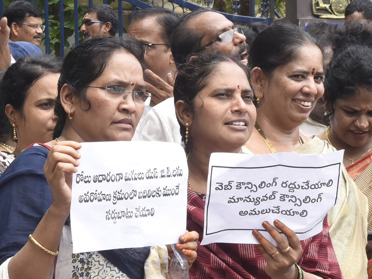 Andhra_20Pradesh_20Teachers_20Besiege_20Visakhapatnam_20Photos__20_289_29.jpg 9