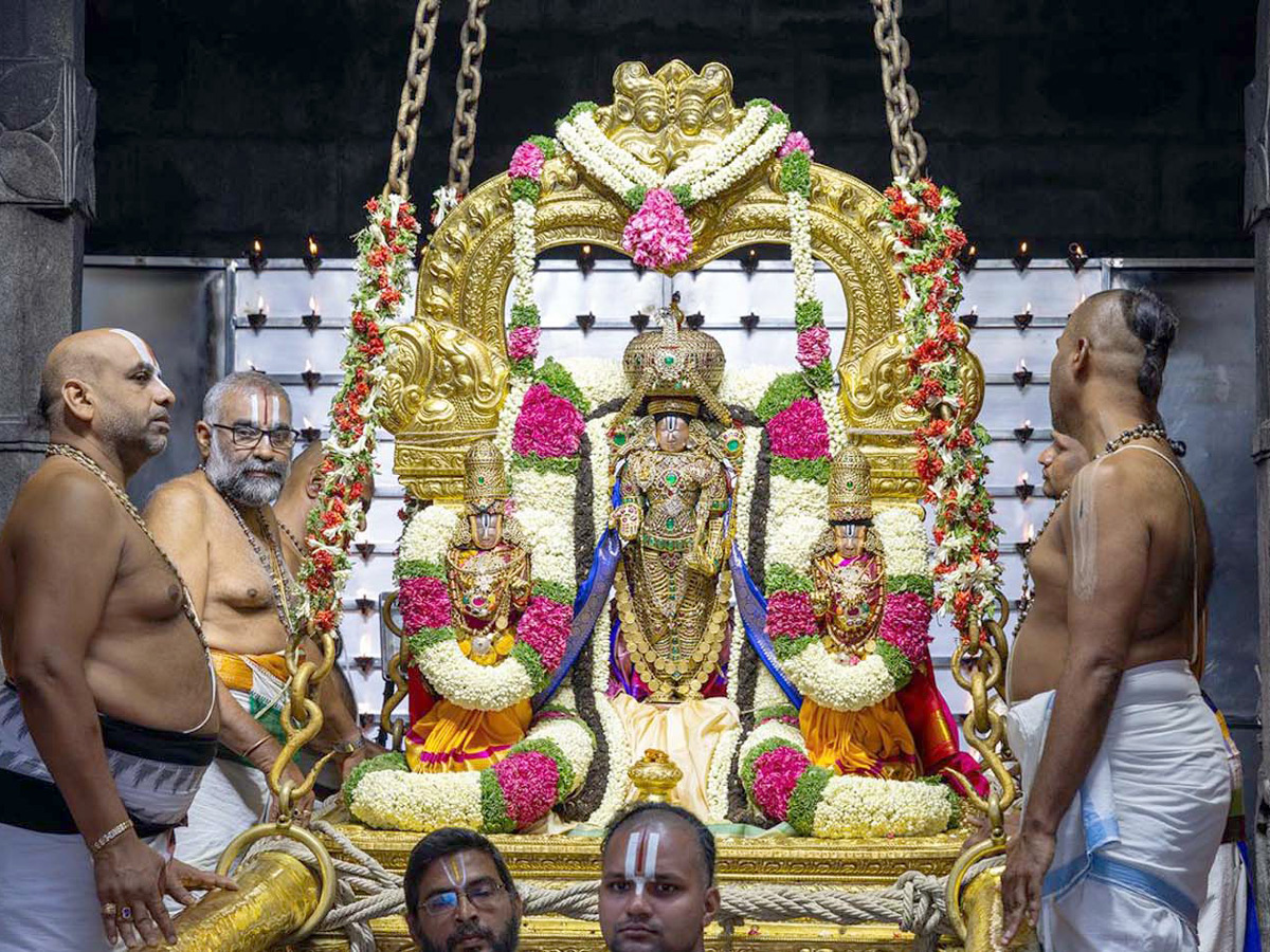 Jyeshta_20Abhishekam_20Performed_20At_20Tirumala_20Temple_20Photos_20_283_29.jpg 4