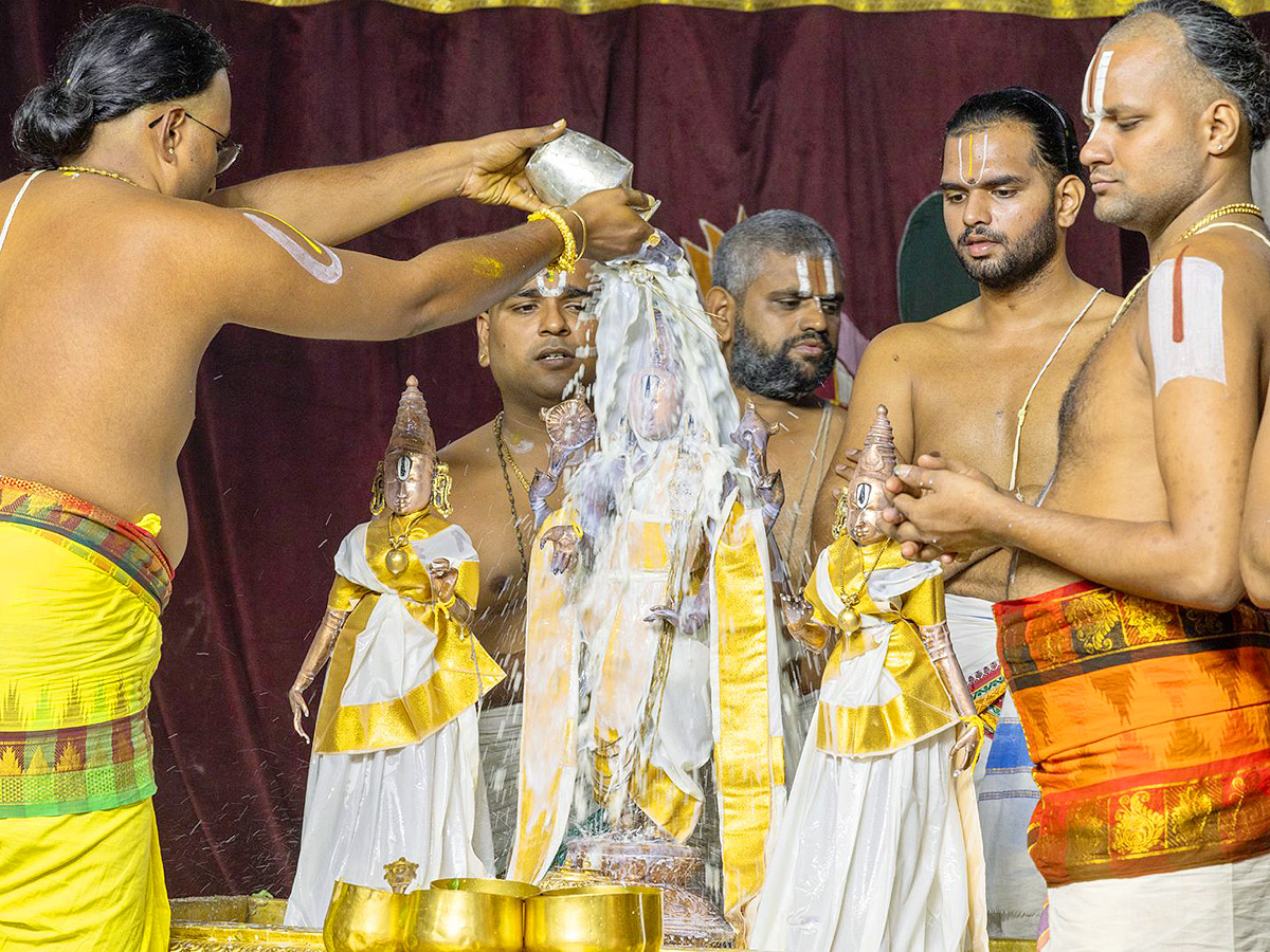 Jyeshta_20Abhishekam_20Performed_20At_20Tirumala_20Temple_20Photos_20_289_29.jpg 10