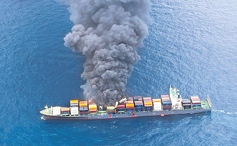 09062025109-INDIA-SHIP-FIRE.jpg