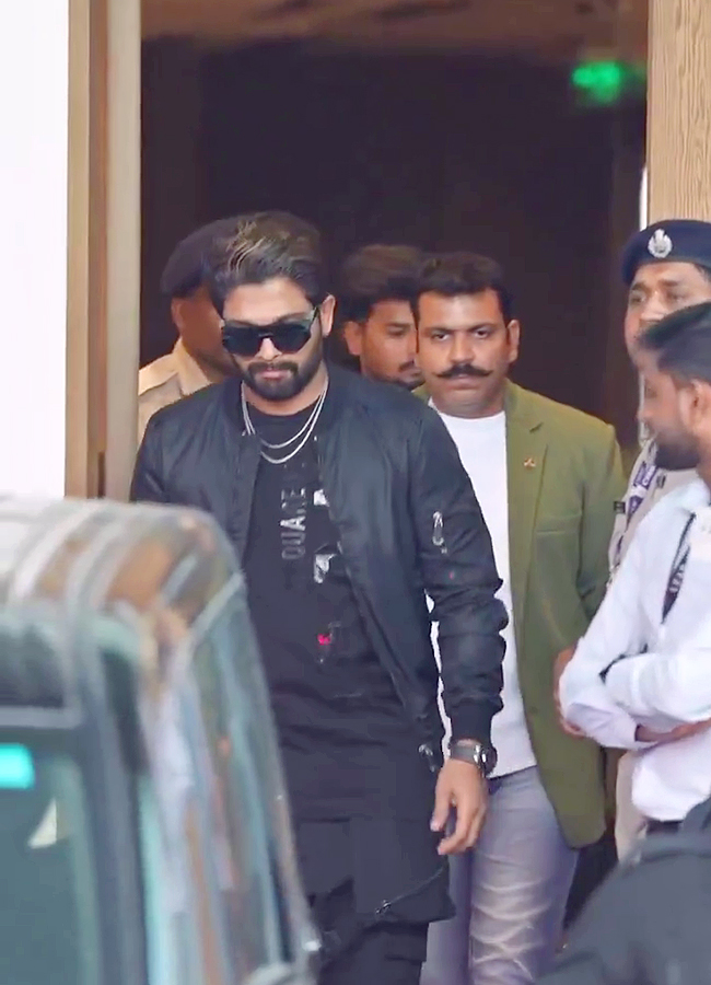 Allu_20Arjun_20debuted_20a_20new_20look_20at_20Mumbai_20Airport_20Viral_20Photos__20_2811_29.jpg 11