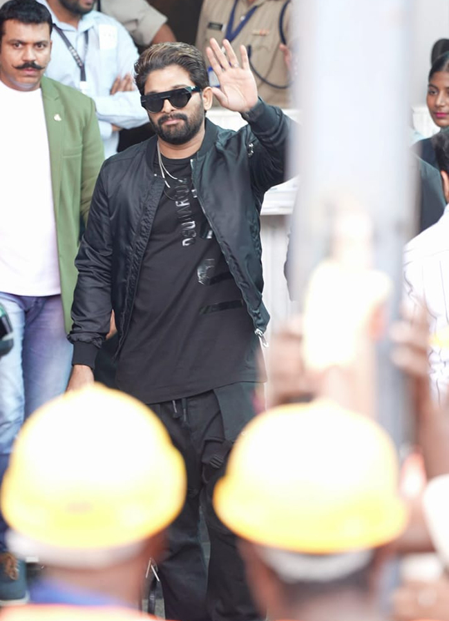Allu_20Arjun_20debuted_20a_20new_20look_20at_20Mumbai_20Airport_20Viral_20Photos__20_285_29.jpg 5