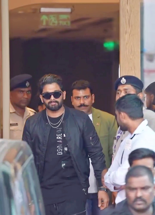 Allu_20Arjun_20debuted_20a_20new_20look_20at_20Mumbai_20Airport_20Viral_20Photos__20_287_29.jpg 7