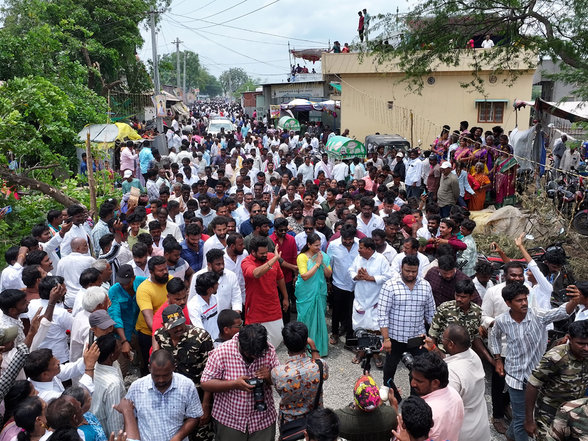 Manchu_20Manoj_20And_20Bhuma_20Mounika_20Visited_20Mula_20Peddamma_20Temple_20in_20Nandyal__20_289_29.jpg 9