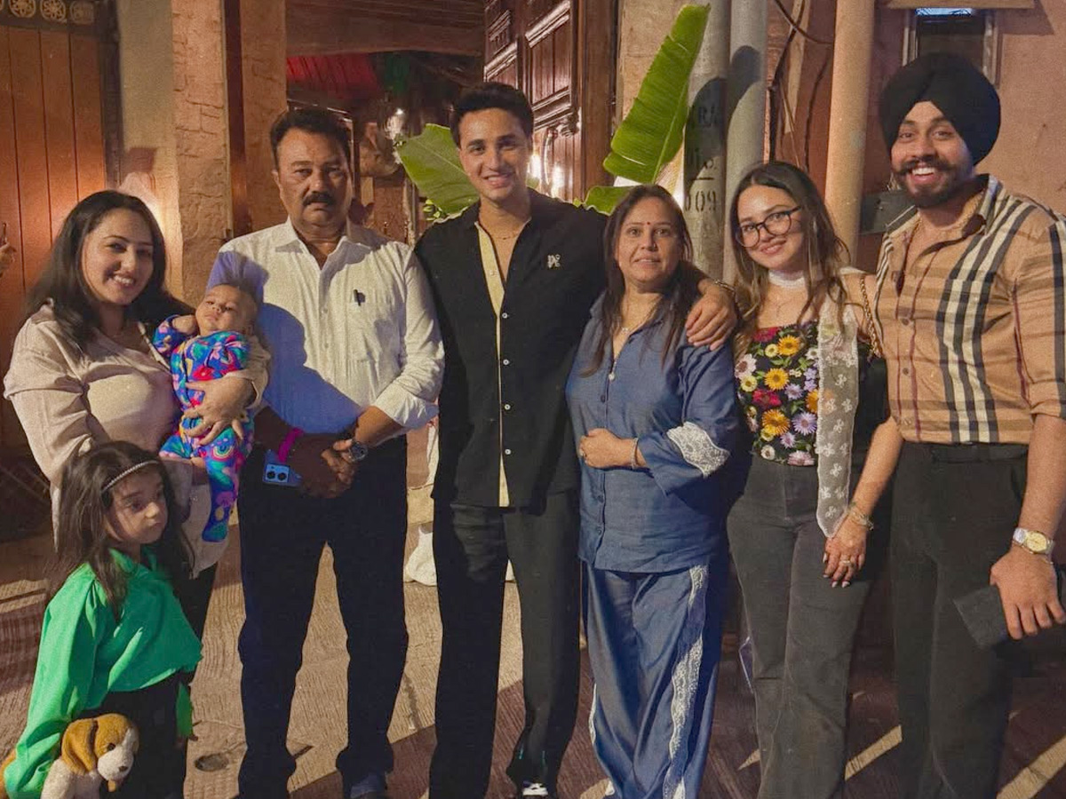 Abhishek_20Sharma_2C_20Rishabh_20Pant_20and_20Chahal_20shoot_20for_20New_20Episode_20with_20Sidhu_20Photos_20_2811_29.jpg 11