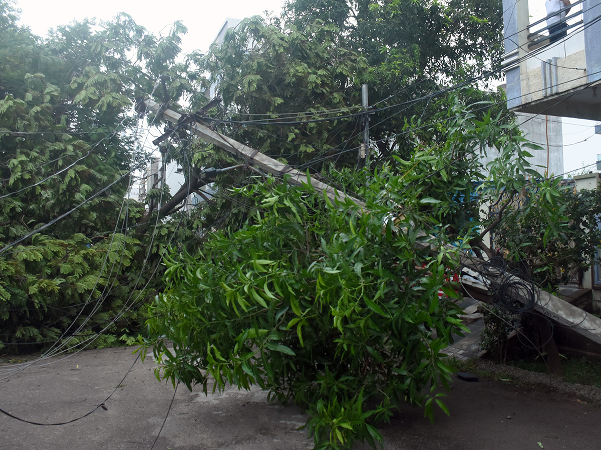 Heavy_20Hail_20Storm_20Rain_20Lashes_20In_20Nizamabad_20__20_287_29.jpg 7
