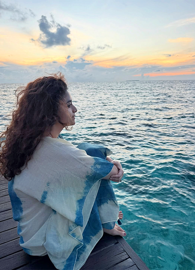 Keerthy_20Suresh_20Maldives_20Diaries_20with_20hubby_20Antony_20Thattil_20Photos__20_2810_29.jpg 10