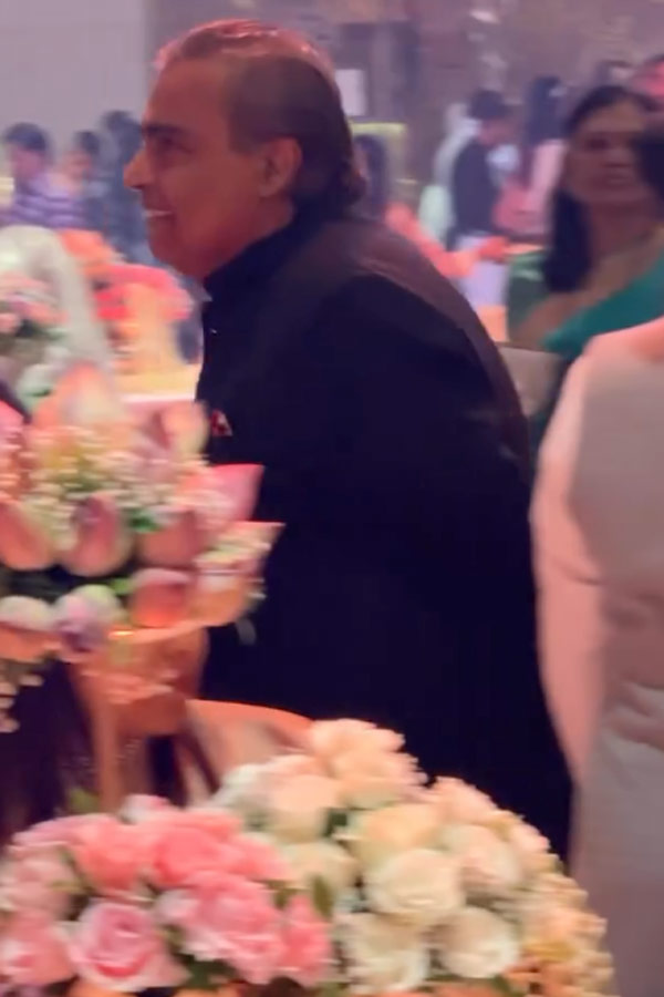 Mukesh_20Ambani_20family_20enjoys_20at_20friends_20wedding_20Photos_20_2811_29.jpg 12