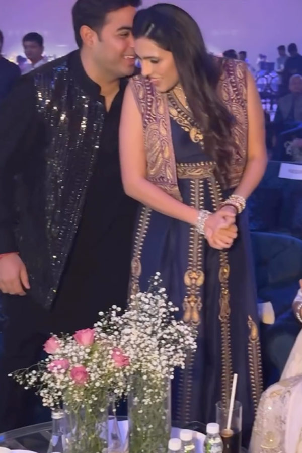 Mukesh_20Ambani_20family_20enjoys_20at_20friends_20wedding_20Photos_20_282_29.jpg 4