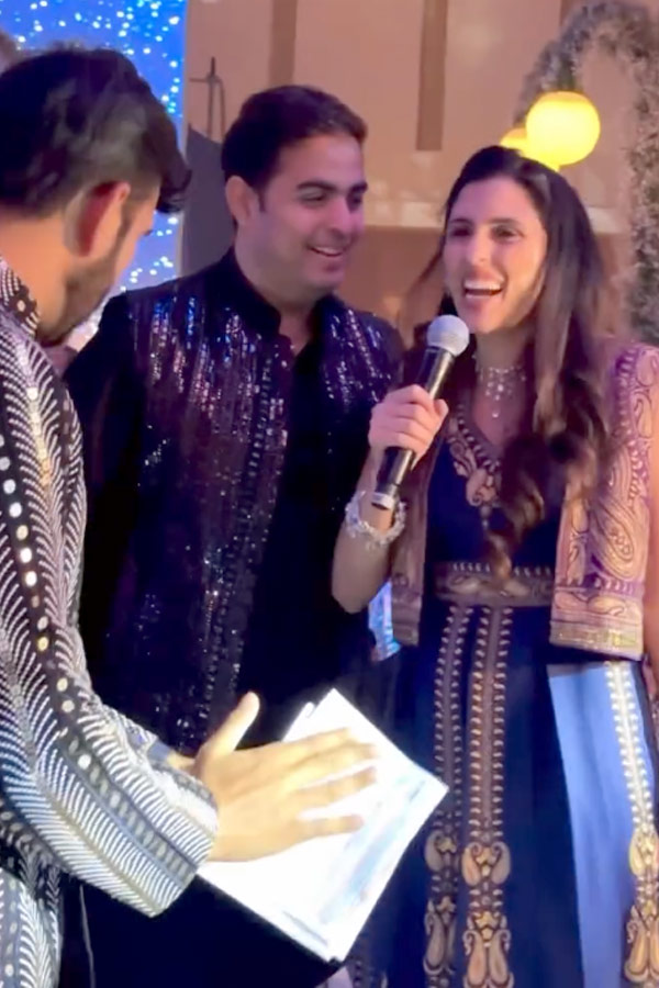 Mukesh_20Ambani_20family_20enjoys_20at_20friends_20wedding_20Photos_20_285_29.jpg 7