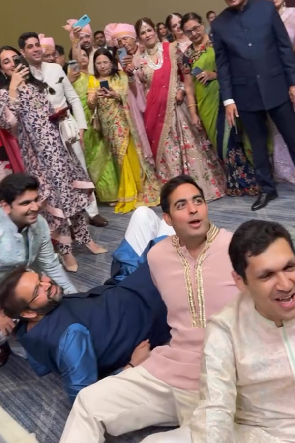 Mukesh_20Ambani_20family_20enjoys_20at_20friends_20wedding_20Photos_20_288_29.jpg 9