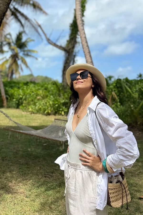 Actress_20Ritu_20Varma_20enjoying_20maldives_20vacation_20Photos_20_282_29.jpg 3