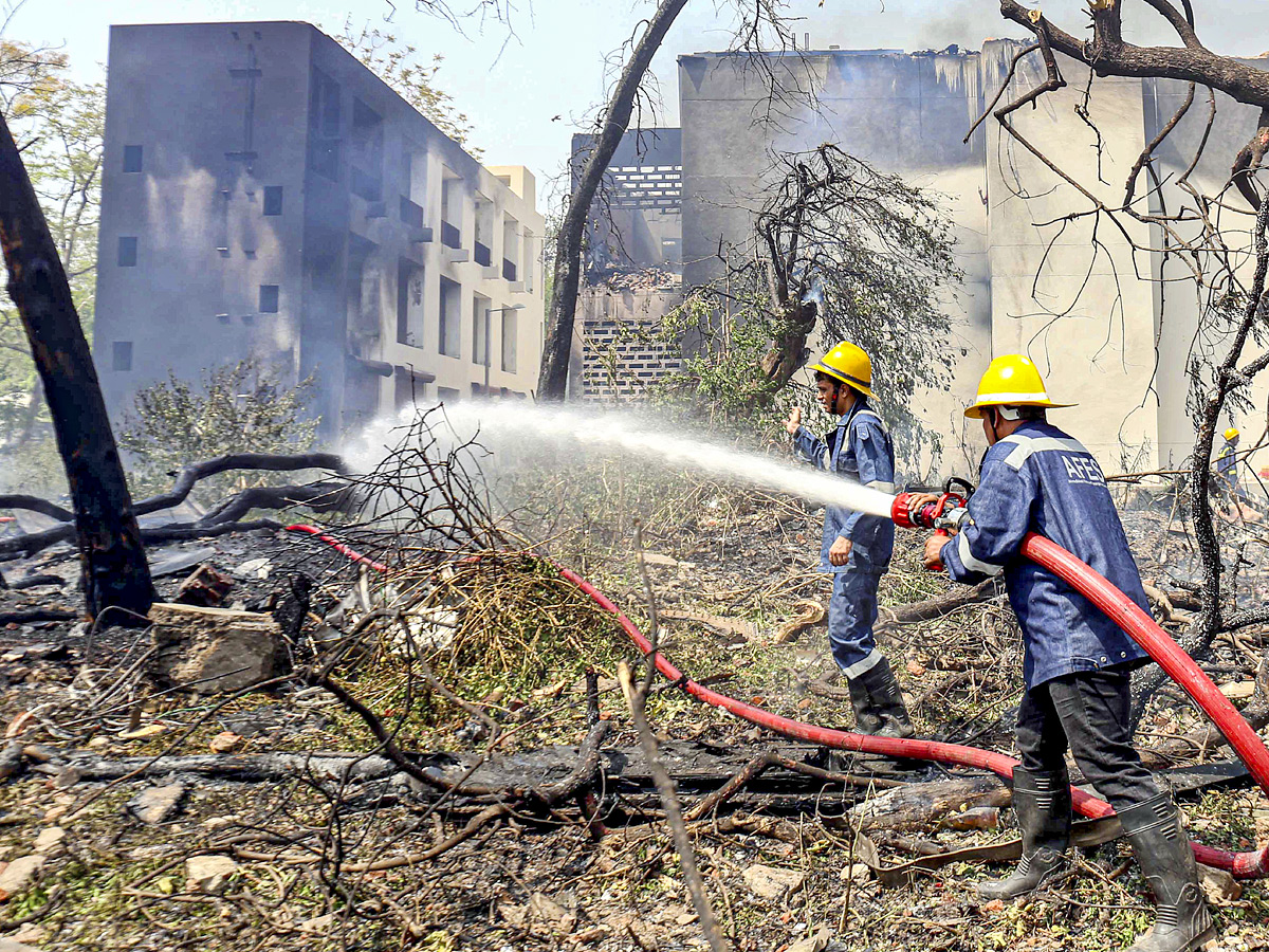 Air_20India_20Ahmedabad-London_20flight_20crashes_20near_20airport_20in_20Meghani_20area_20Photos_1_20_284_29.jpg 17