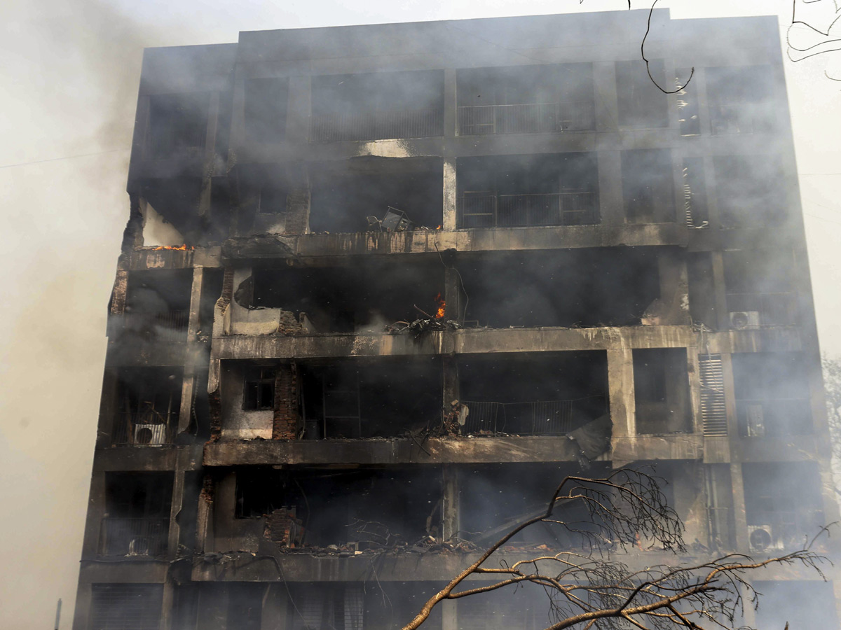 Air_20India_20Ahmedabad-London_20flight_20crashes_20near_20airport_20in_20Meghani_20area_20Photos_1_20_285_29.jpg 18