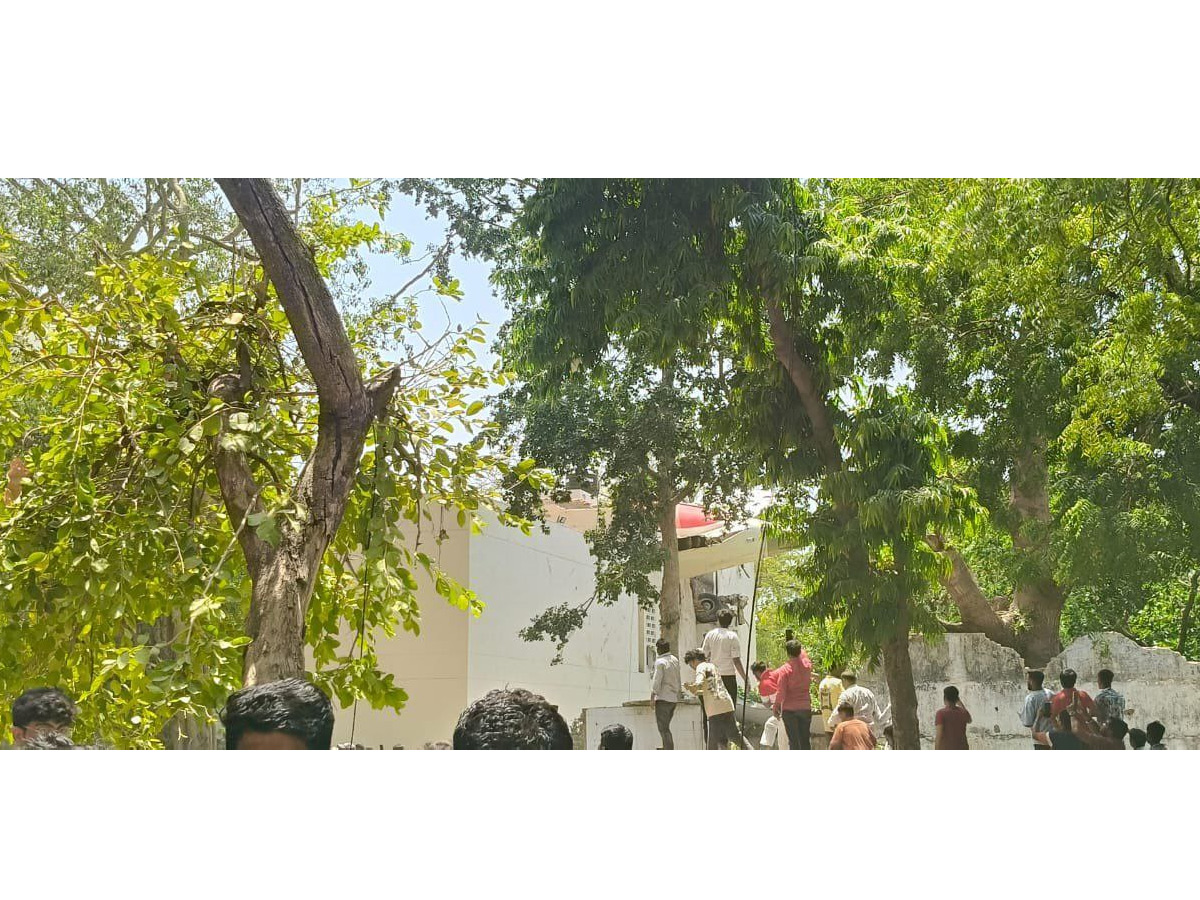 Air_20India_20Ahmedabad-London_20flight_20crashes_20near_20airport_20in_20Meghani_20area_20Photos_20_283_29.jpg 4